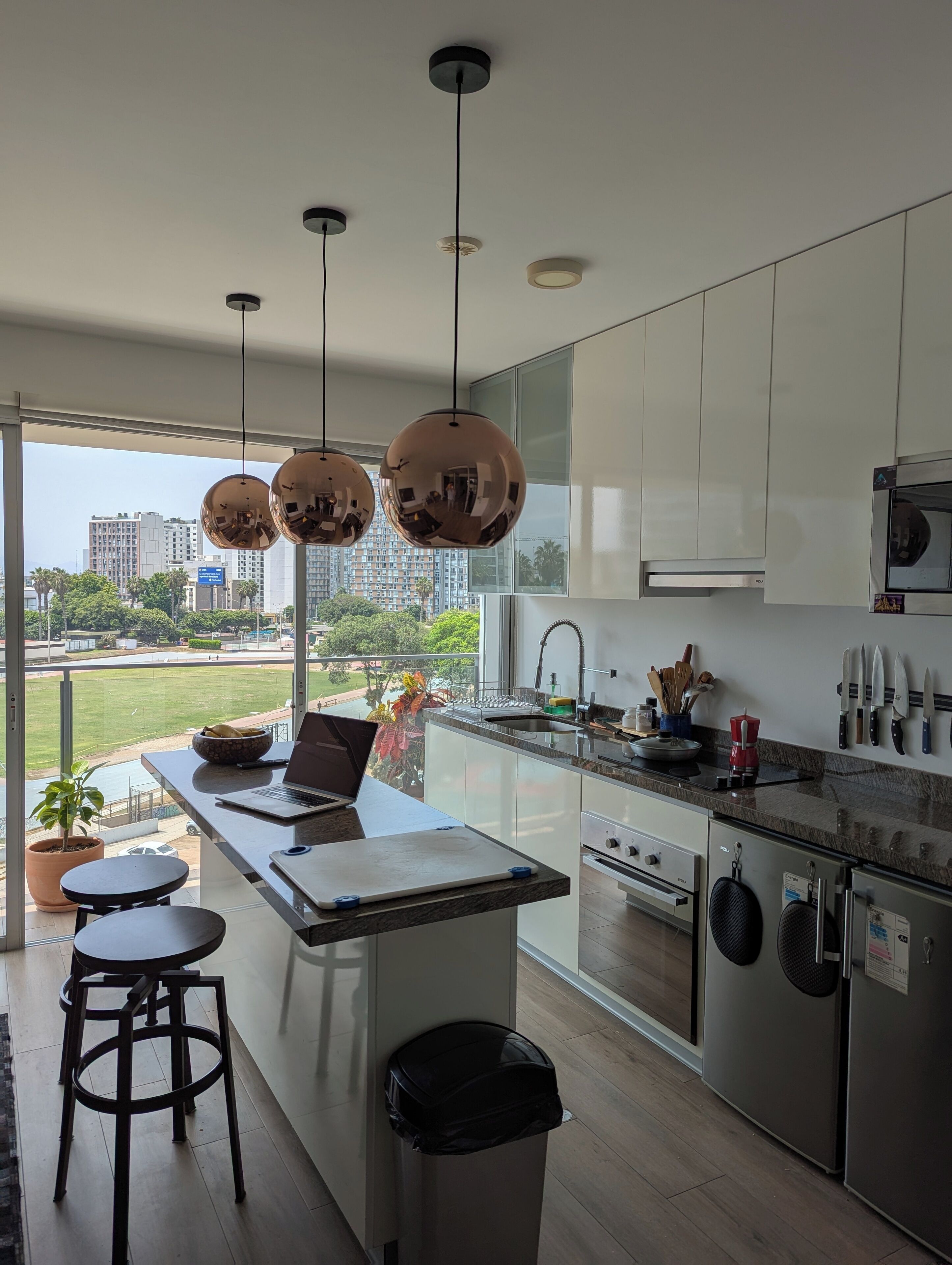 Mikroaaltouuni, uuni, liesi, kahvin-/teenkeitin