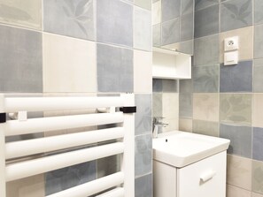 Een douche, een haardroger, handdoeken, zeep