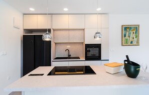 Refrigerador, horno, placa de cocina, lavavajillas
