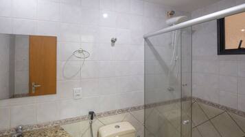 Apartamento básico | Banheiro | Produtos de toalete grátis