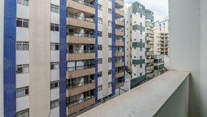 Un edificio residencial de varios pisos con balcones y fachada de azulejos.