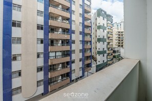 Un immeuble résidentiel à plusieurs étages, doté de balcons et d’une façade recouverte de carreaux.