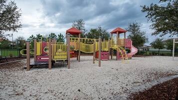 Área de juegos infantiles al aire libre