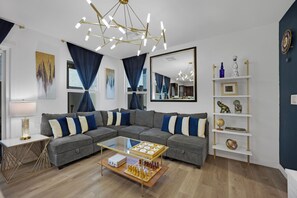 Living area - Tranquil 3-bedroom Home with AC in vibrant Las Vegas (Las Vegas)