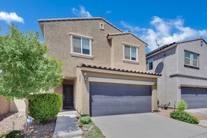 Exterior - Tranquil 3-bedroom Home with AC in vibrant Las Vegas (Las Vegas)