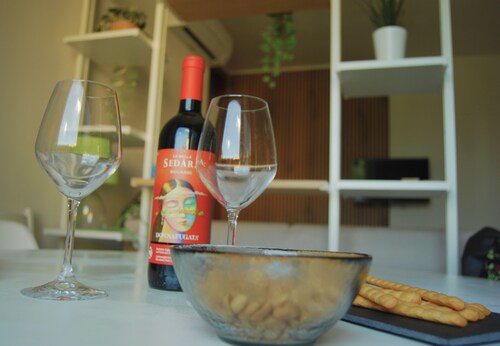 Entire northern/modern style apartment near Ferrari, Ceramics, Hospital