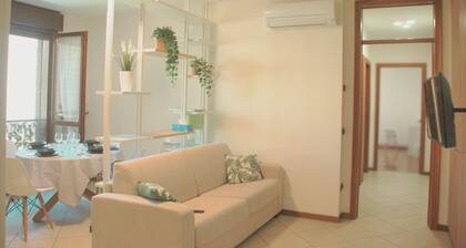 Entire northern/modern style apartment near Ferrari, Ceramics, Hospital