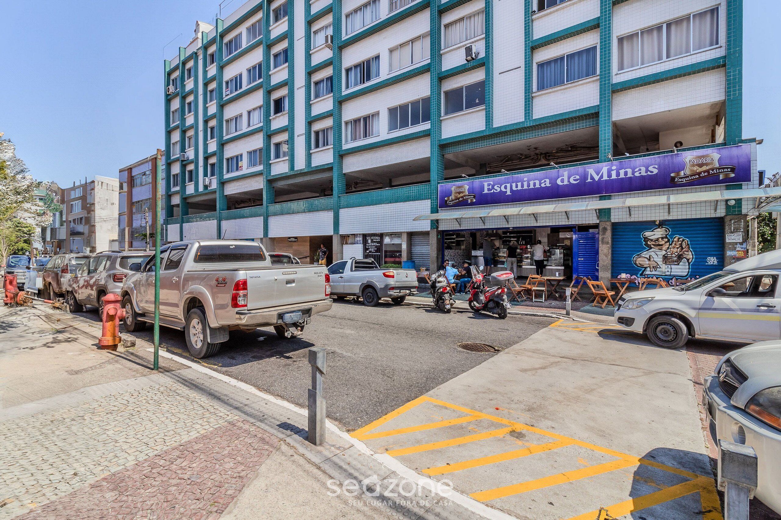 A multi-story building with a sign for "Esquina de Minas" on the ground floor.