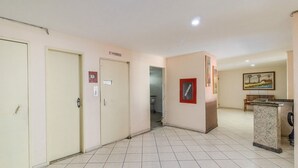 A hallway with two doors, one labeled "Incêndio" and another with a fire alarm. - Cozy Apt 350m From Praia do Forte Ecf0306 (Cabo Frio)
