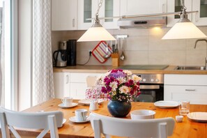 Fridge, oven, stovetop, dishwasher