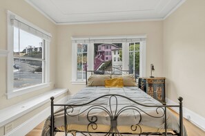2 bedrooms, internet, bed sheets