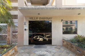 The entrance to a building with the sign "VILLE D'AVRAY" and a car parked outside. - Apt w/ Balcony 650m From Beach, Cabo Frio Cvy0306 (Cabo Frio)