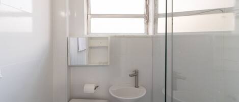 Basic Apartment | Bathroom