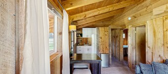 Cozy cabin w/full kitchen on shared acreage, perfect for hiking & fishing