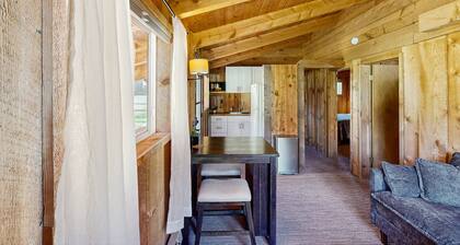 Cozy cabin w/full kitchen on shared acreage, perfect for hiking & fishing