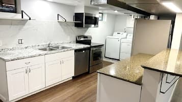 Four à micro-ondes, un four, surface de cuisson, lave-vaisselle