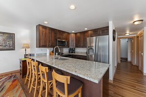 冰箱、微波炉、烤箱、炉灶