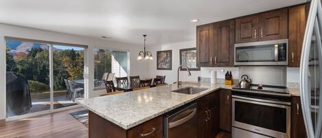 Kylskåp, mikrovågsugn, ugn och spishäll