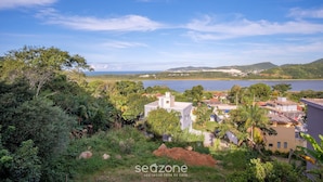 Un quartier résidentiel situé sur la côte, où les maisons sont entourées d’une végétation luxuriante et offrent une vue sur la mer.