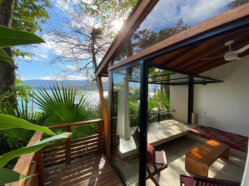 Oceanfront, complete houses with 2 suites, equipped kitchen, air conditioning