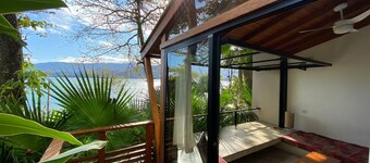 Oceanfront, complete houses with 2 suites, equipped kitchen, air conditioning