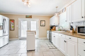 冷蔵庫、電子レンジ、オーブン、コンロ