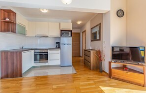 Fridge, oven, stovetop, coffee/tea maker