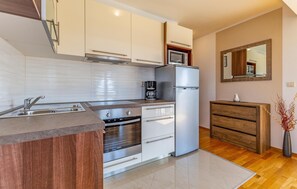 Refrigerador, horno, placa de cocina, cafetera/tetera