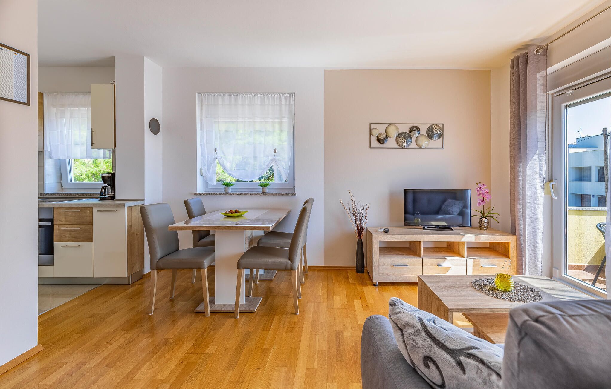 Un apartamento moderno con comedor, sala de estar y cocina.