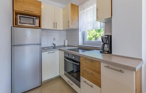 Refrigerador, horno, placa de cocina, cafetera/tetera
