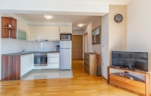 Réfrigérateur, four, plaque de cuisson, cafetière/bouilloire