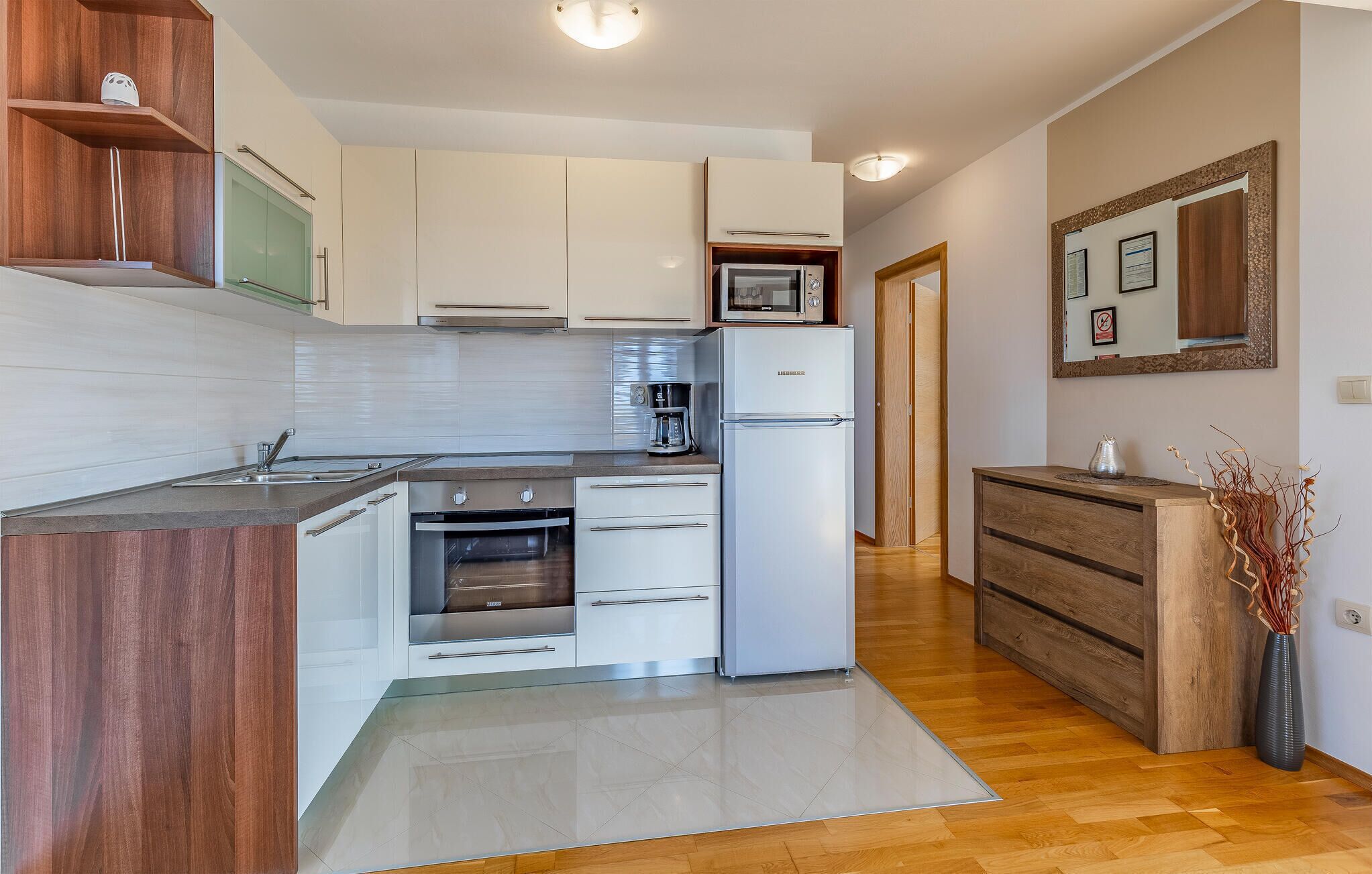 Kjøleskap, ovn, kokeplater og kaffetrakter/tekoker