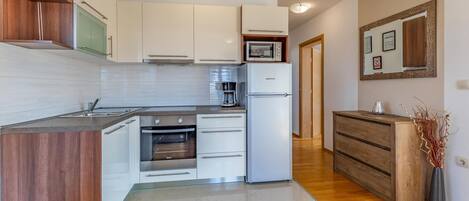 Frigorifero, forno, piano cottura, macchina per tè/caffè