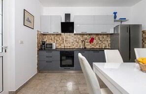 Refrigerador, horno, placa de cocina, lavavajillas