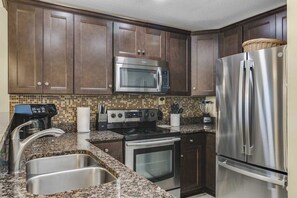 ثلاجة، ميكروويف، فرن، موقد طهي مسطح