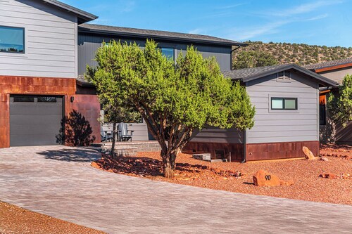 Luxury Comfy Home, Hot Tub 2 KING Beds, EV Plug