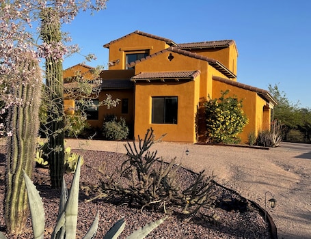 Property grounds. Charming Spanish-style 2-bed 1.5-bath guest house in Mesa Desert Uplands