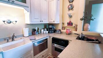 Microondas, horno, parrilla de estufa y lavavajillas