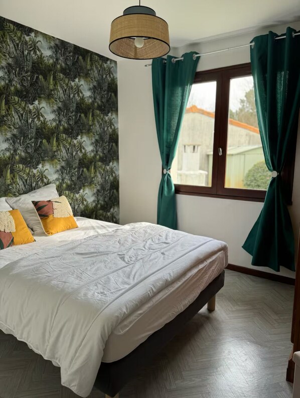 2 bedrooms, iron/ironing board, travel cot, free WiFi
