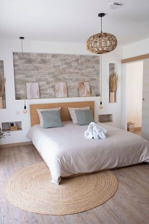 4 bedrooms, iron/ironing board, WiFi, bed sheets