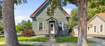 Contemporary Craftsman Steps to Old Town
