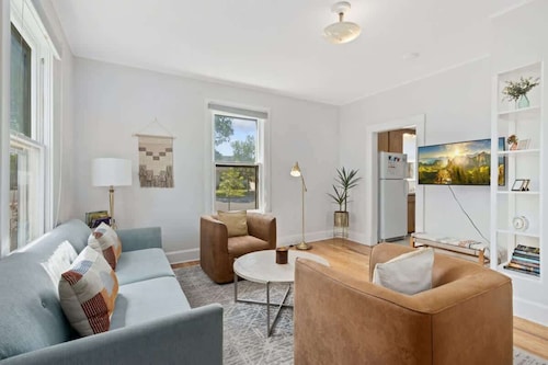 Light & Lovely Modern Farmhouse in Old Town