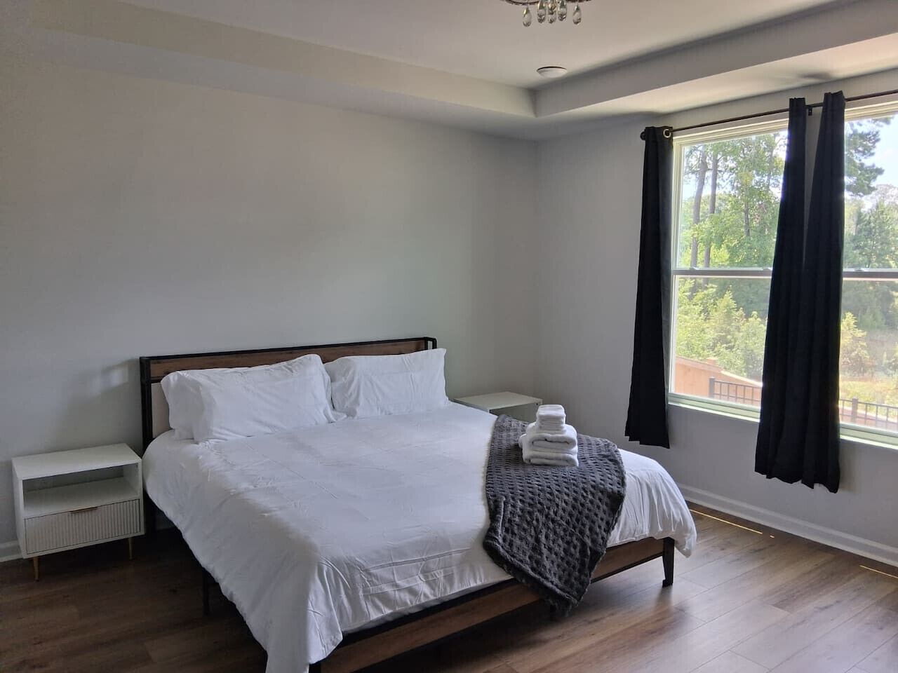 Escritorio, wifi y ropa de cama 