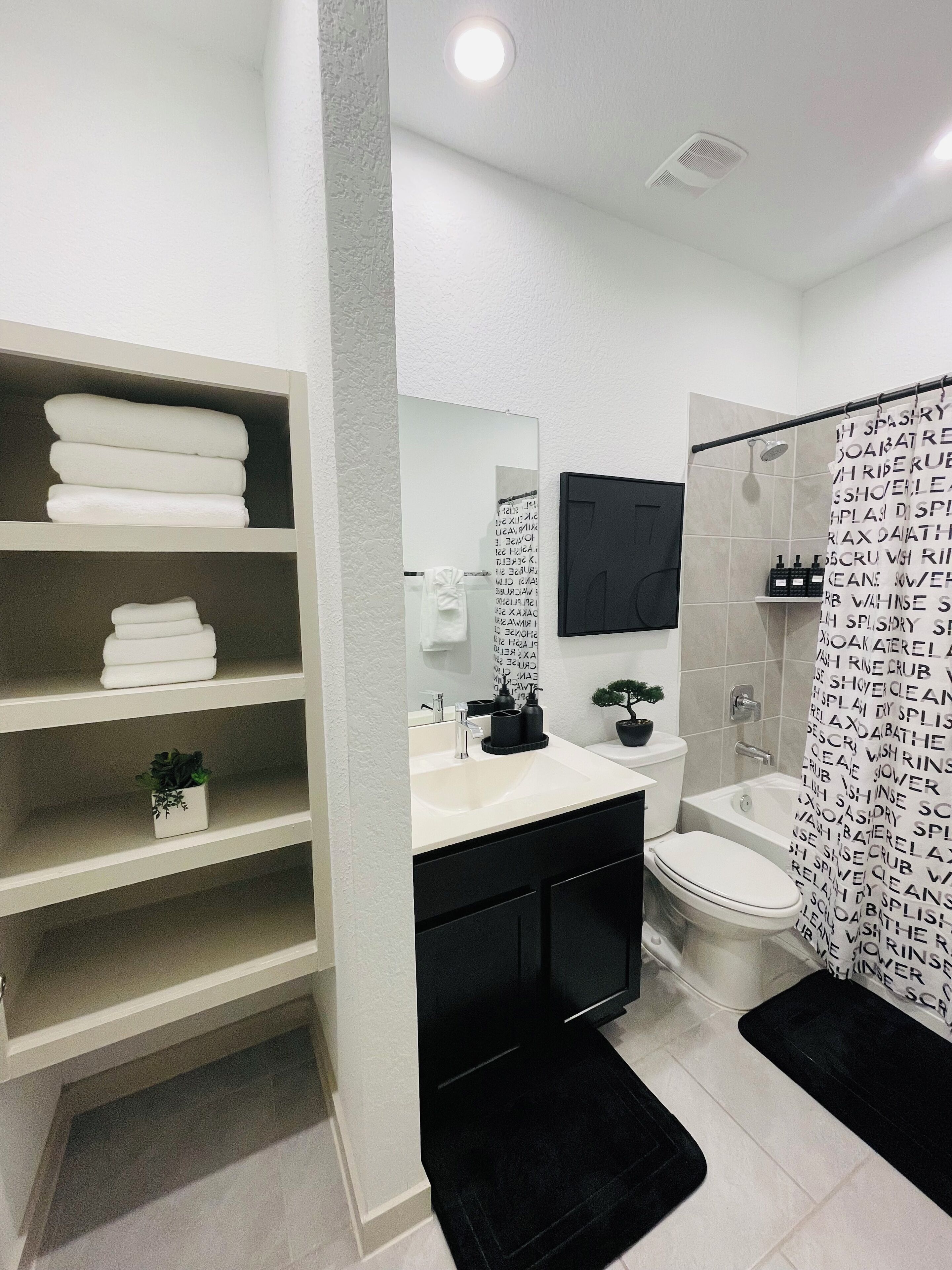 Haartrockner, Handtücher, Seife, Toilettenpapier