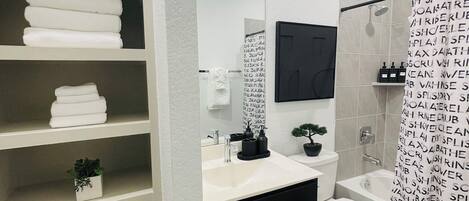 Haartrockner, Handtücher, Seife, Toilettenpapier
