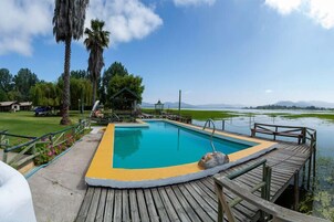 Una piscina techada, una piscina al aire libre de temporada