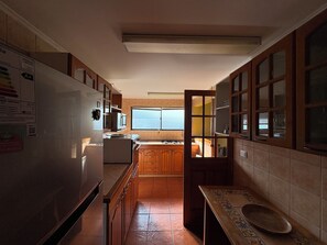 Cabaña superior, 3 habitaciones, vista al lago | Cocina privada | Refrigerador, microondas y utensilios de cocina 