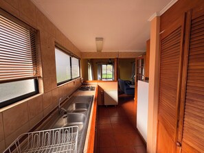 Refrigerador, microondas, utensilios de cocina
