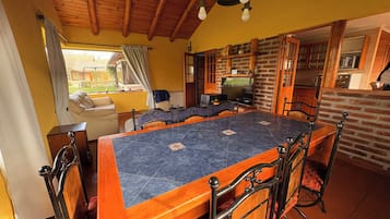 Superior huisje, 3 slaapkamers, uitzicht op meer | Dineerruimte