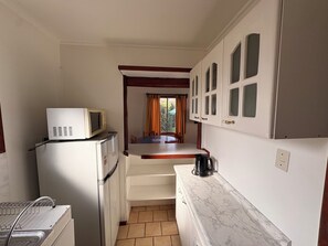 Cabane Junior, 2 chambres, vue lac | Cuisine privée | Réfrigérateur, micro-ondes, batterie de cuisine, vaisselle et ustensiles